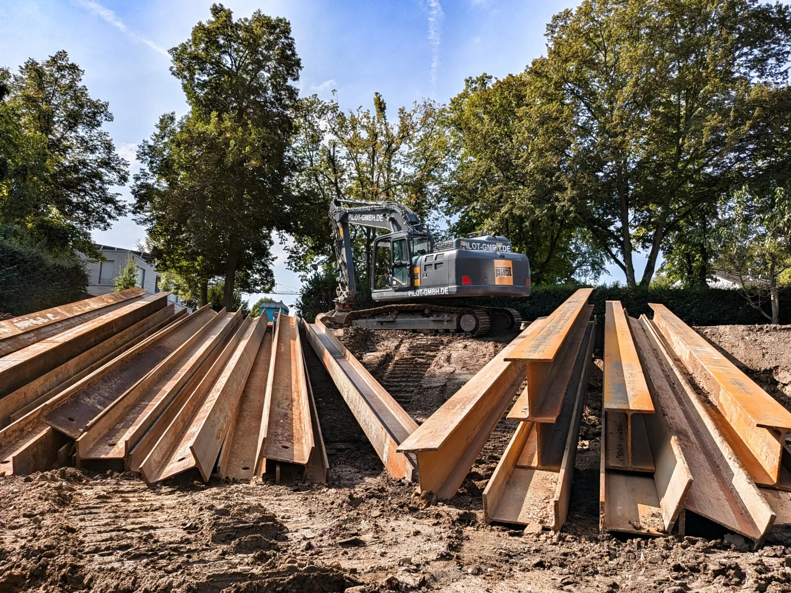 Berliner Verbau mit HEB-Trägern in einer Kölner Baugrube, Bagger beim Aushub