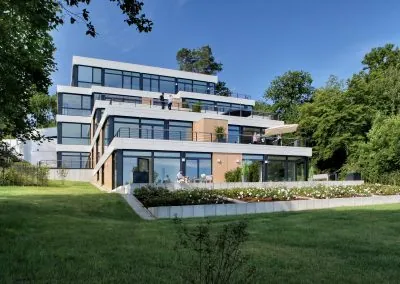 Hochbeetterrasse mit Bepflanzung eingelassen in das modellierte Geländeniveau
