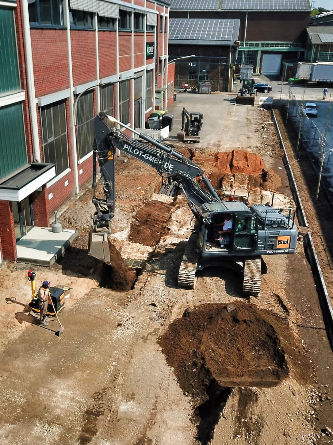 Kanalbaustelle mit Verbau an einer Kölner Schule
