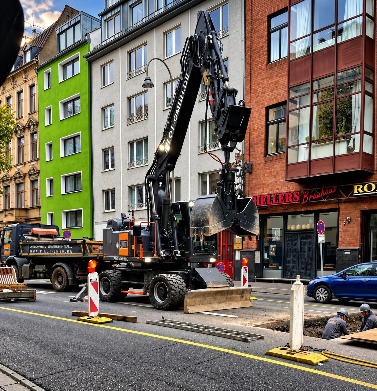 Mobilbagger und Kipper der PILOT GmbH bei einem Kanalhausanschluss in der Roonstraße in Köln, gelbe Markierungsfolie ordnet die Fahrspuren um die offene Baugrube