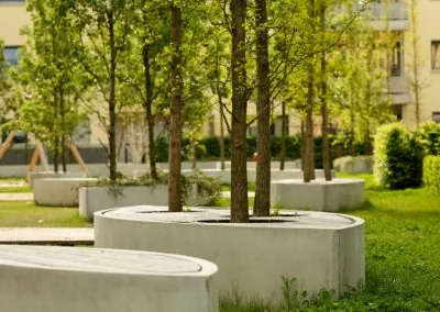 Die Betonschiffe sind Betonfertigteile, die wir so fertigen lassen haben.