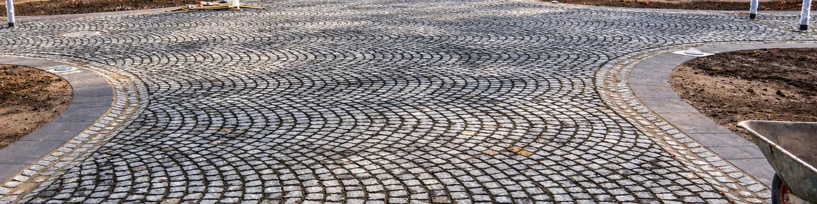 Drohnenaufnahme des Baufelds im Leskan Park in Köln-Dellbrück mit Bodenhaufwerken neben einer Halle