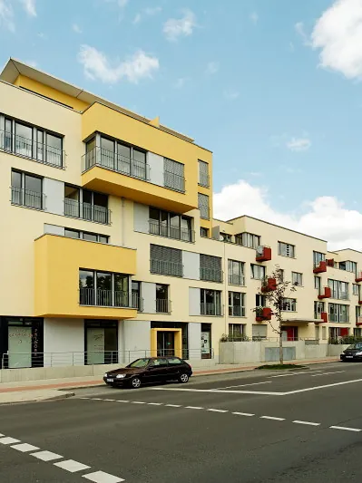 Neu gebaute Quartiersstraße mit Pflaster und Pflanzbeeten im Quartier Heidestraße in Köln-Dellbrück