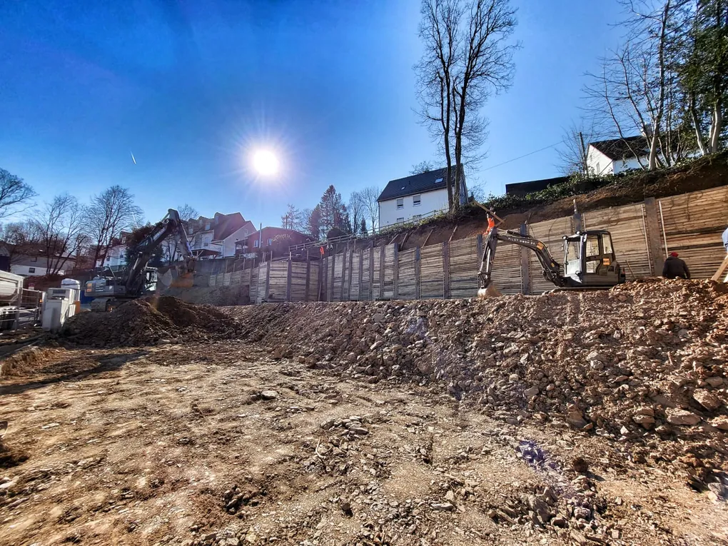 Planum nach Abbruch von Felsgestein im Rahmen einer Verbaumaßnahme in Remscheid. Hier haben wir rund 3.100 m3 Fels abgebrochen und 310 m2 Berliner Verbau erstellt.