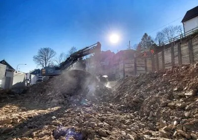Abbruch von Felsgestein im Rahmen einer Verbaumaßnahme in Remscheid. Hier im Hintergrund sind die HEB 400 Träger zu erkennen sowie ein PC210 Kettenbagger im Rahmen der Abbruchmaßnahme